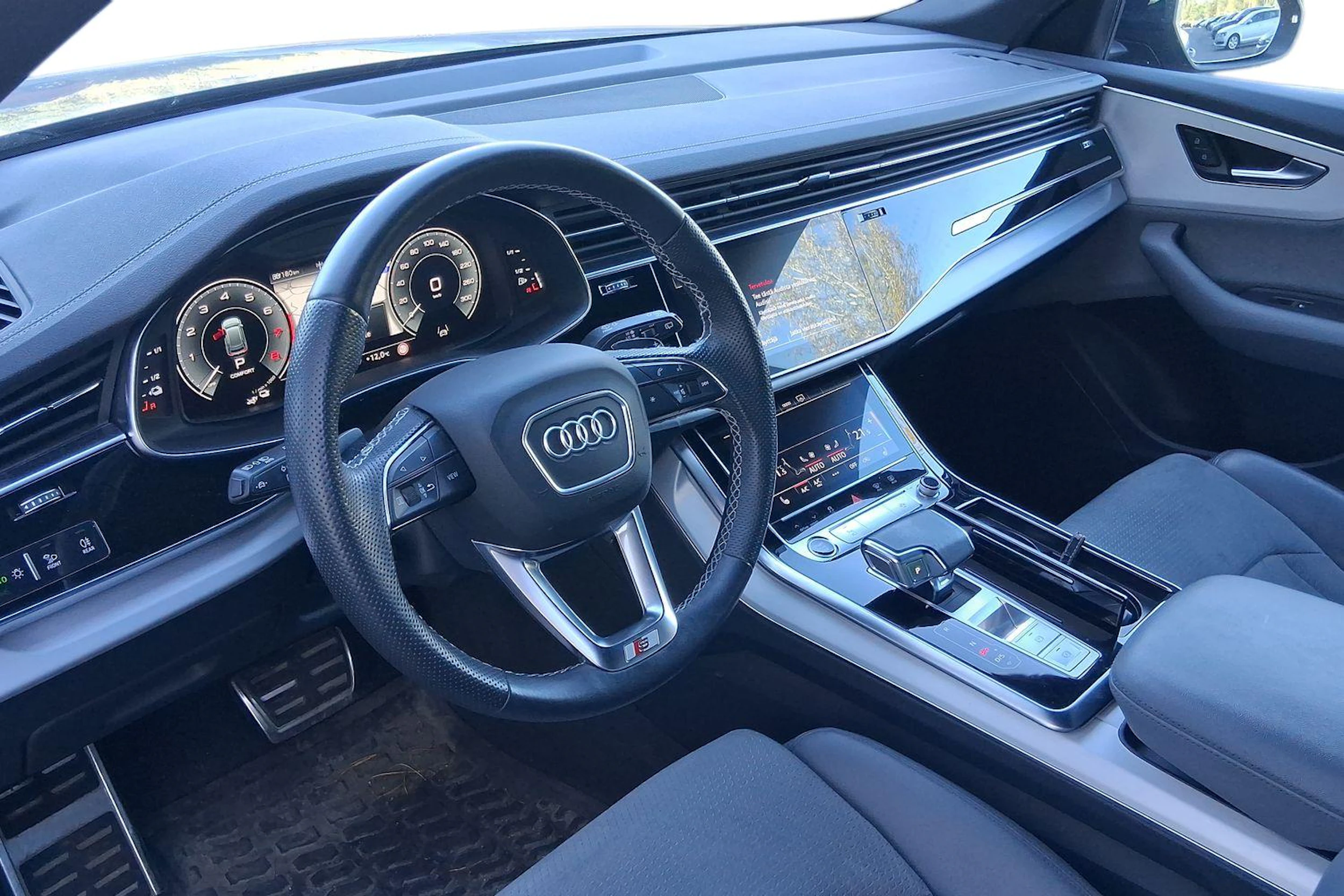 harmaa Audi Q8 2023 kuva 3.