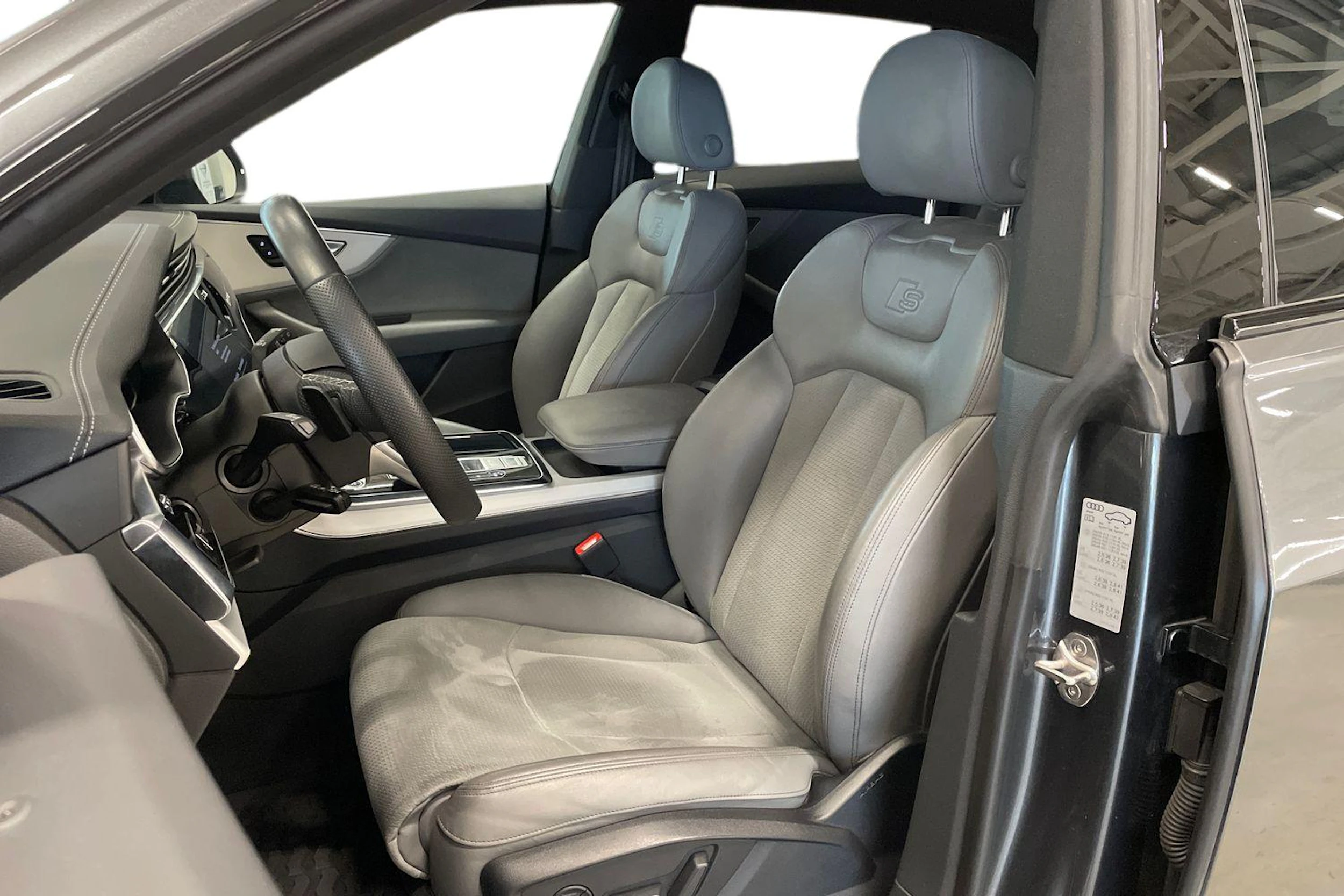 harmaa Audi Q8 2023 kuva 6.