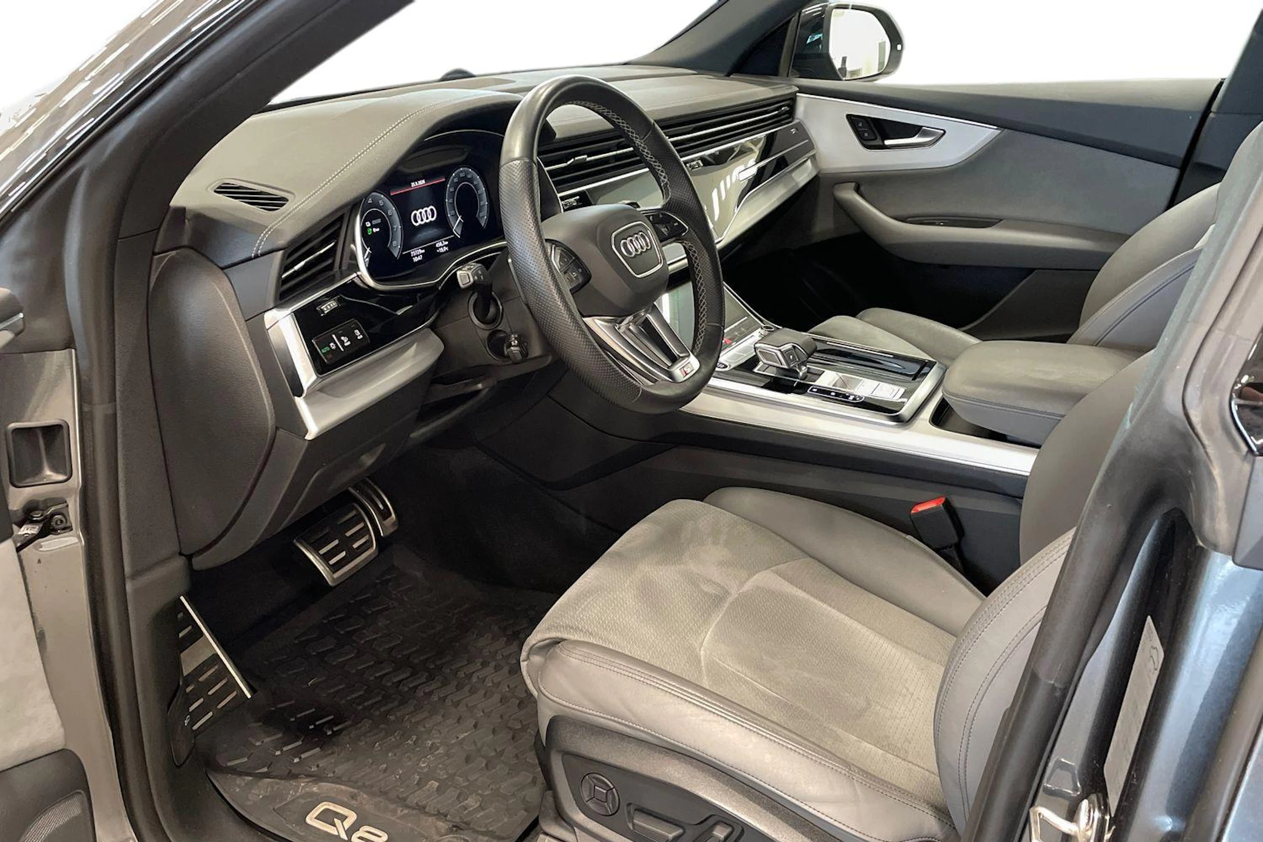 harmaa Audi Q8 2023 kuva 7.