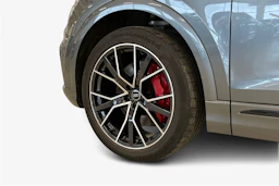 harmaa Audi Q8 2023 kuva 9.