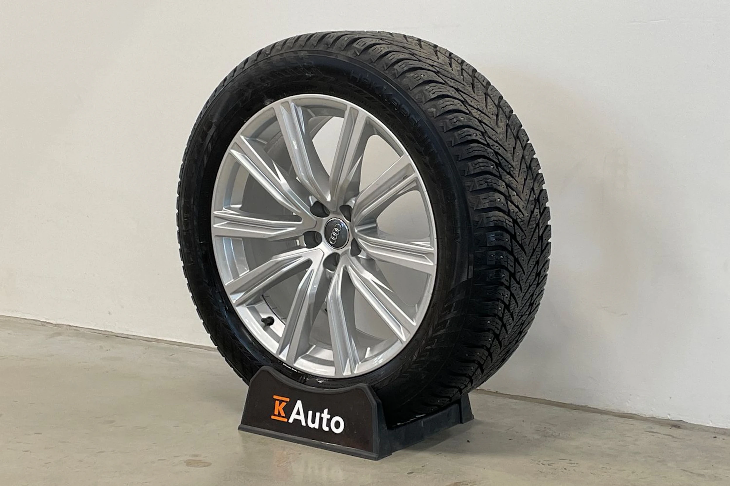 harmaa Audi Q8 2023 kuva 10.