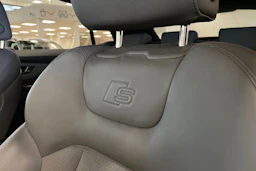 harmaa Audi Q8 2023 kuva 12.