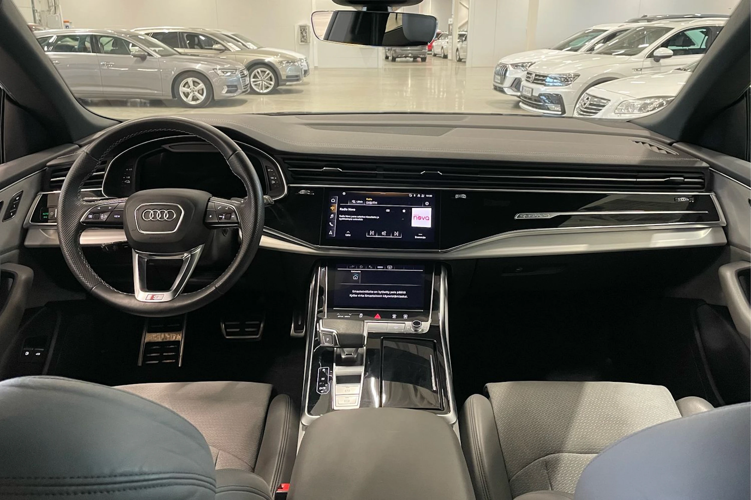 harmaa Audi Q8 2023 kuva 13.
