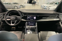 harmaa Audi Q8 2023 kuva 13.