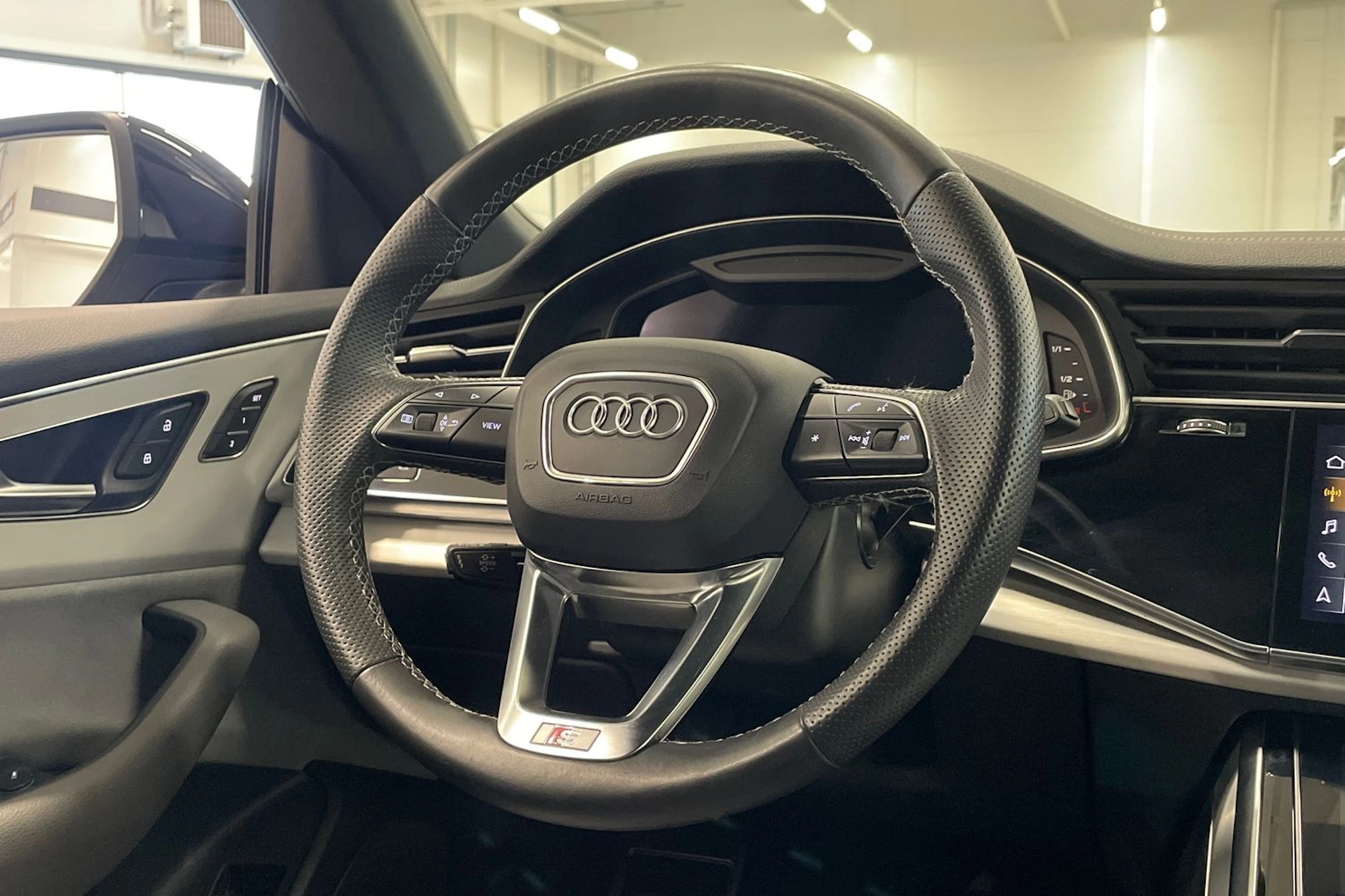 harmaa Audi Q8 2023 kuva 14.