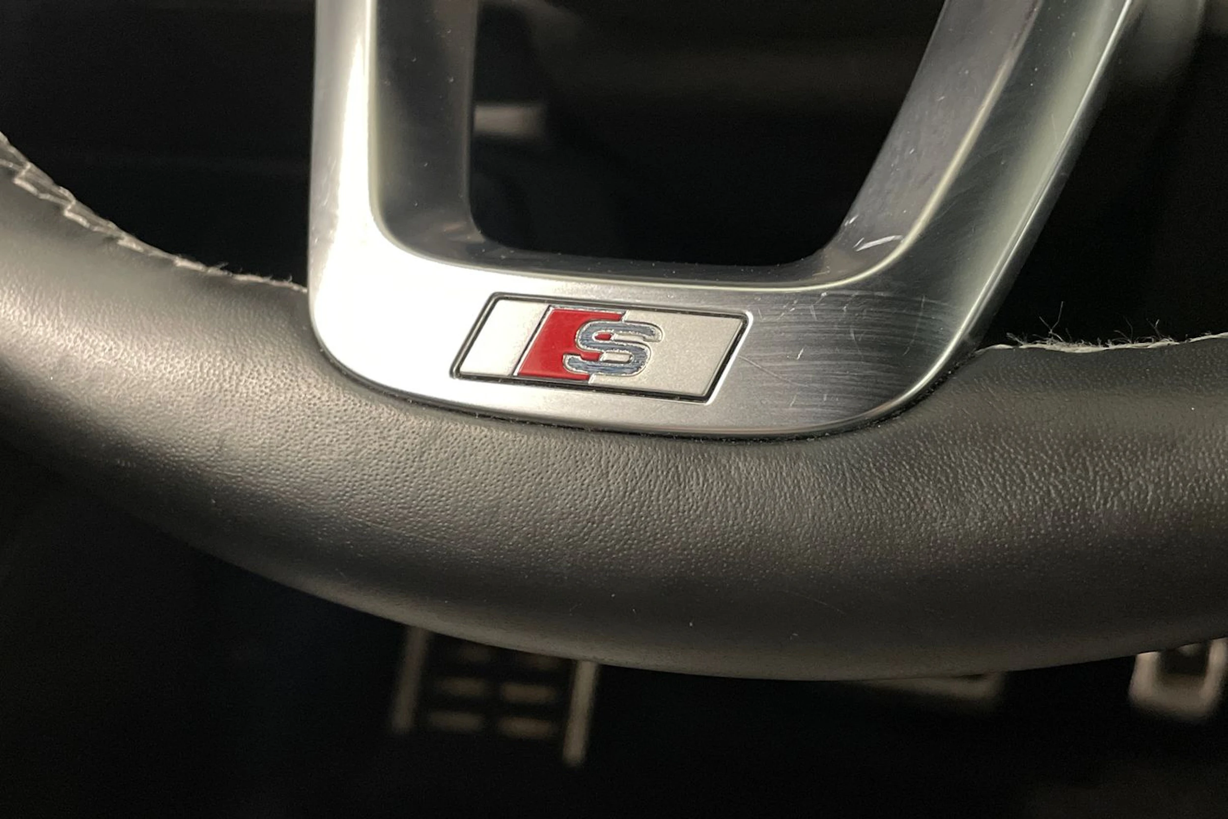 harmaa Audi Q8 2023 kuva 15.