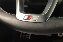 harmaa Audi Q8 2023 kuva 15.