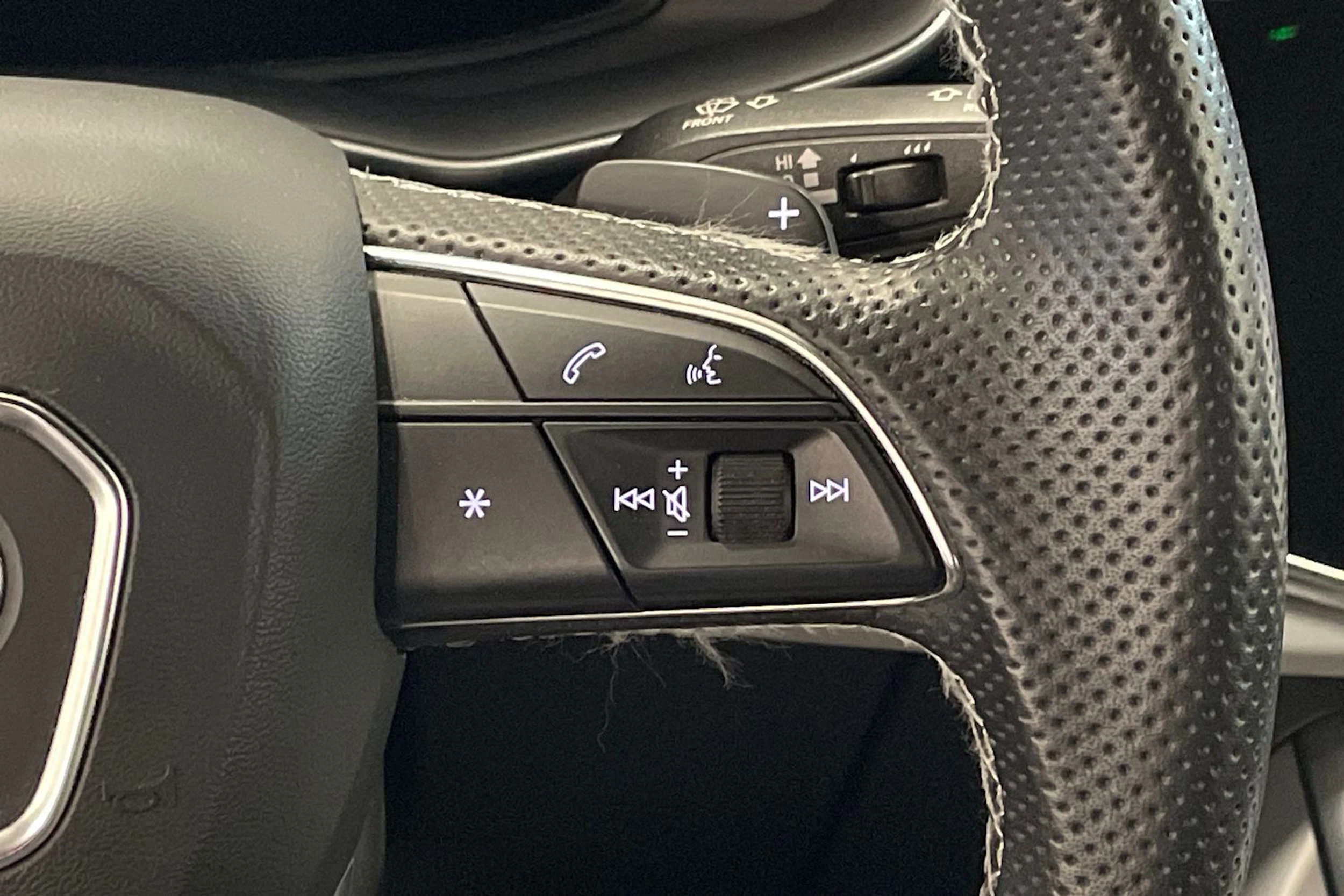 harmaa Audi Q8 2023 kuva 16.