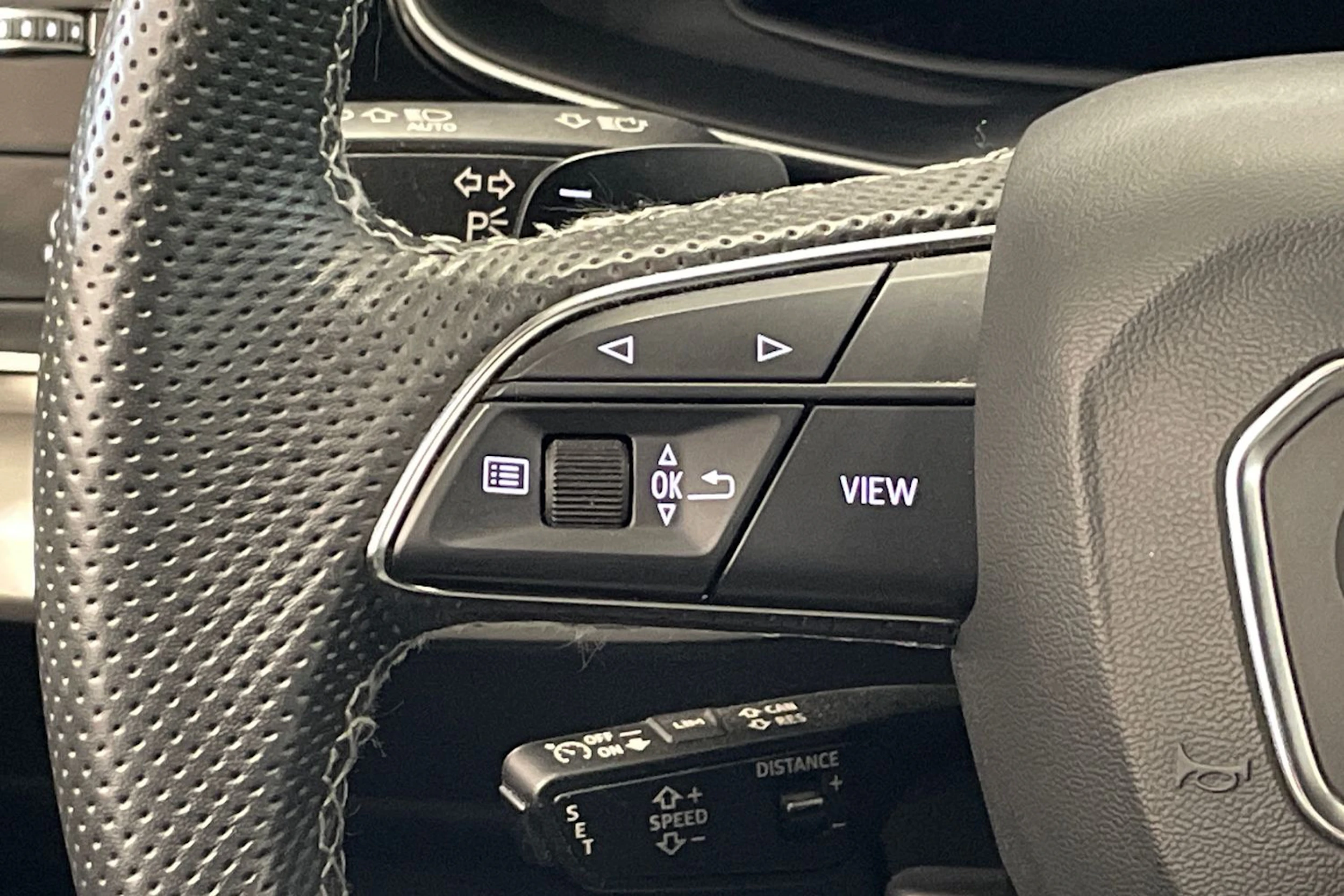 harmaa Audi Q8 2023 kuva 17.