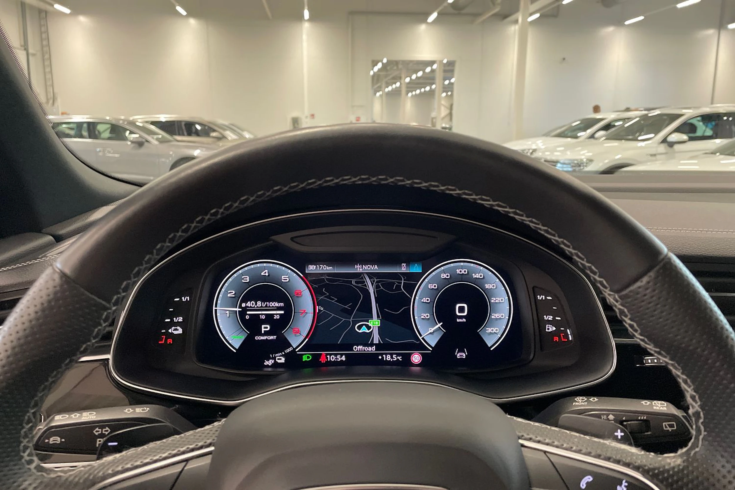 harmaa Audi Q8 2023 kuva 18.