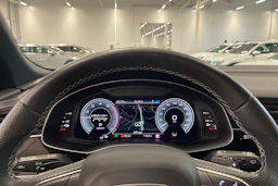 harmaa Audi Q8 2023 kuva 18.