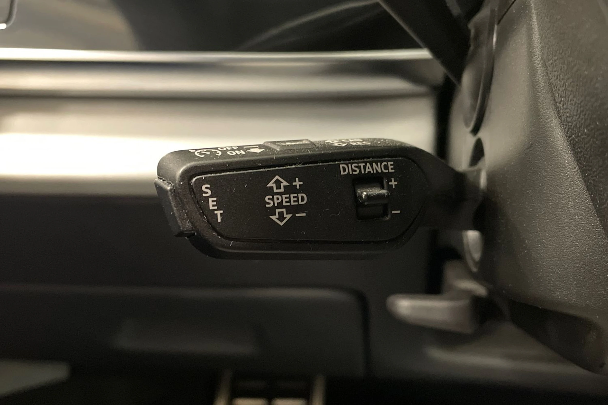 harmaa Audi Q8 2023 kuva 19.