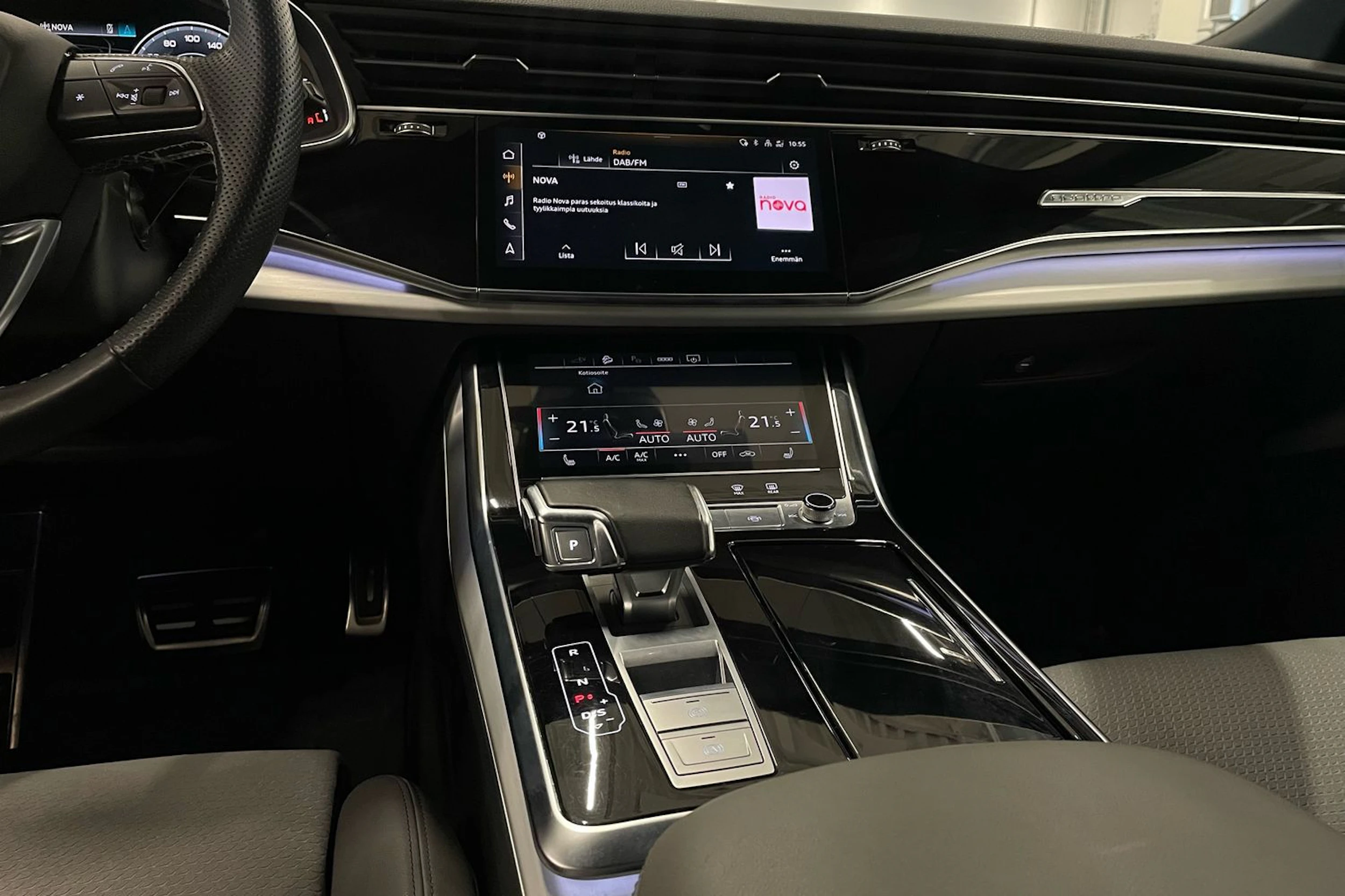 harmaa Audi Q8 2023 kuva 21.