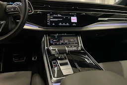harmaa Audi Q8 2023 kuva 21.