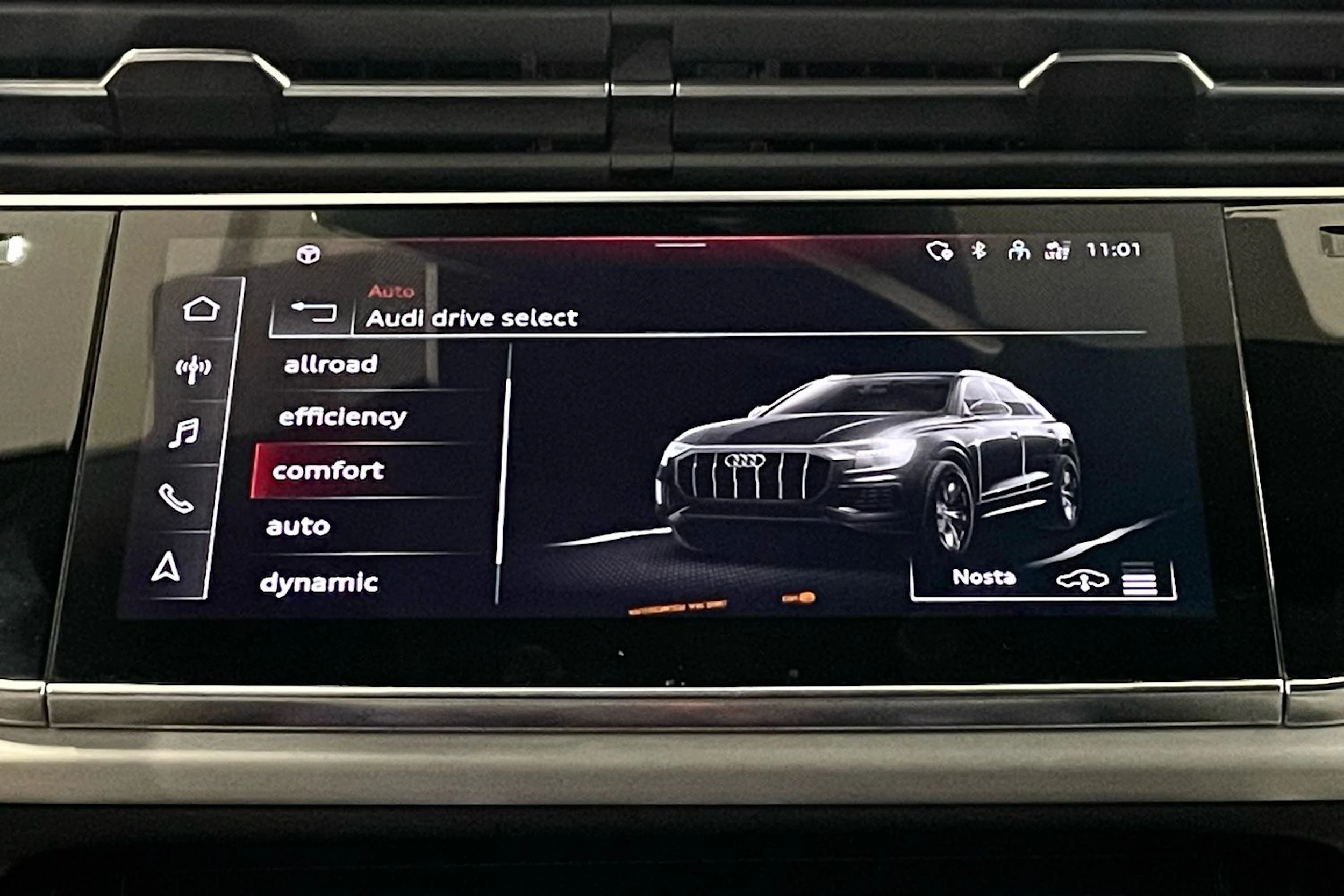 harmaa Audi Q8 2023 kuva 26.