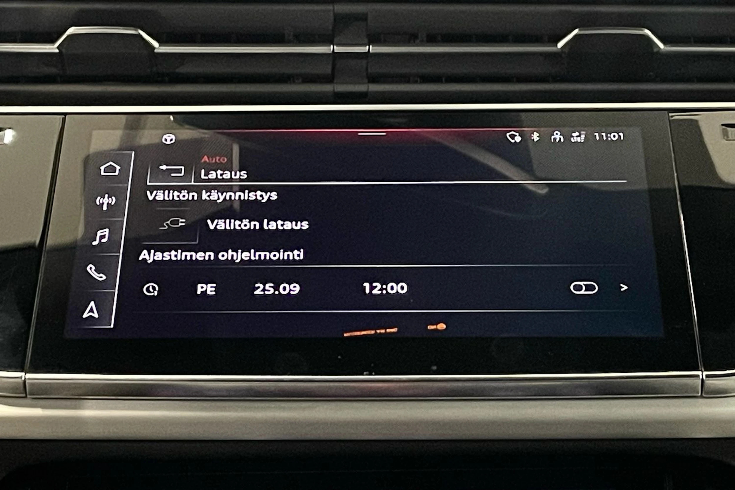 harmaa Audi Q8 2023 kuva 27.
