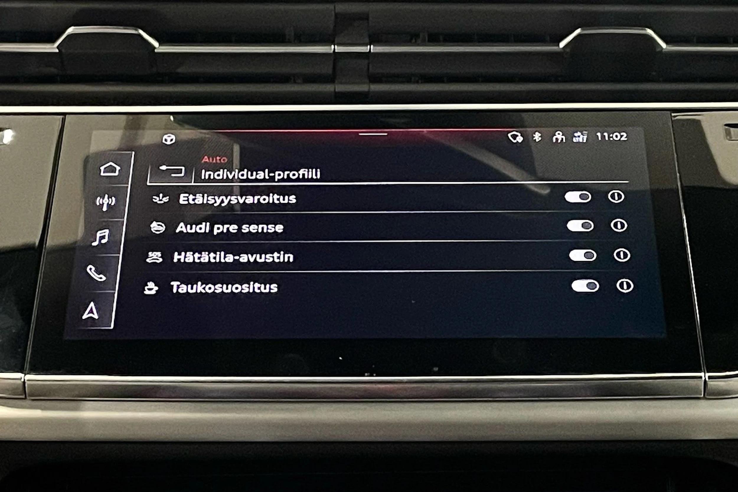 harmaa Audi Q8 2023 kuva 30.