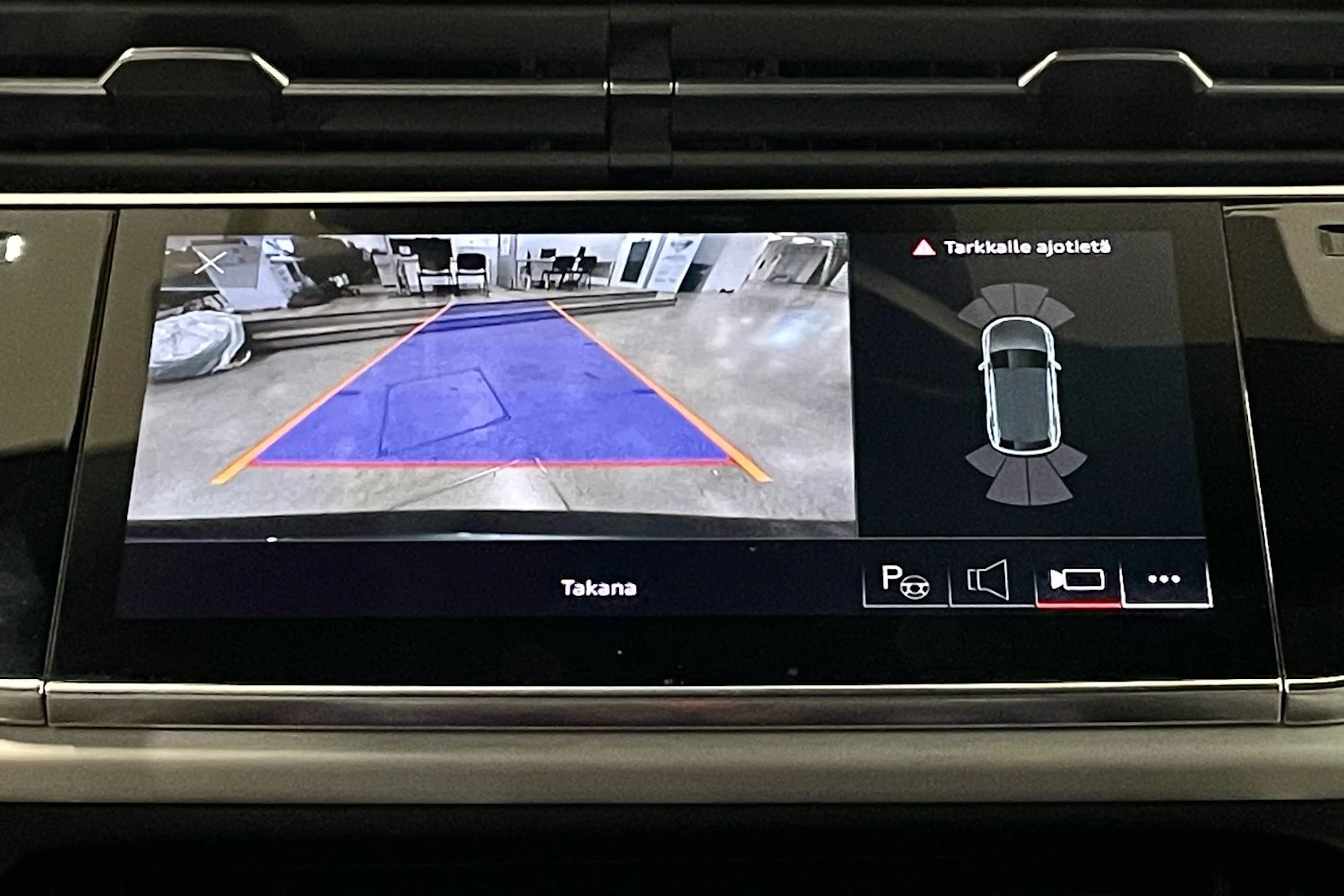 harmaa Audi Q8 2023 kuva 31.