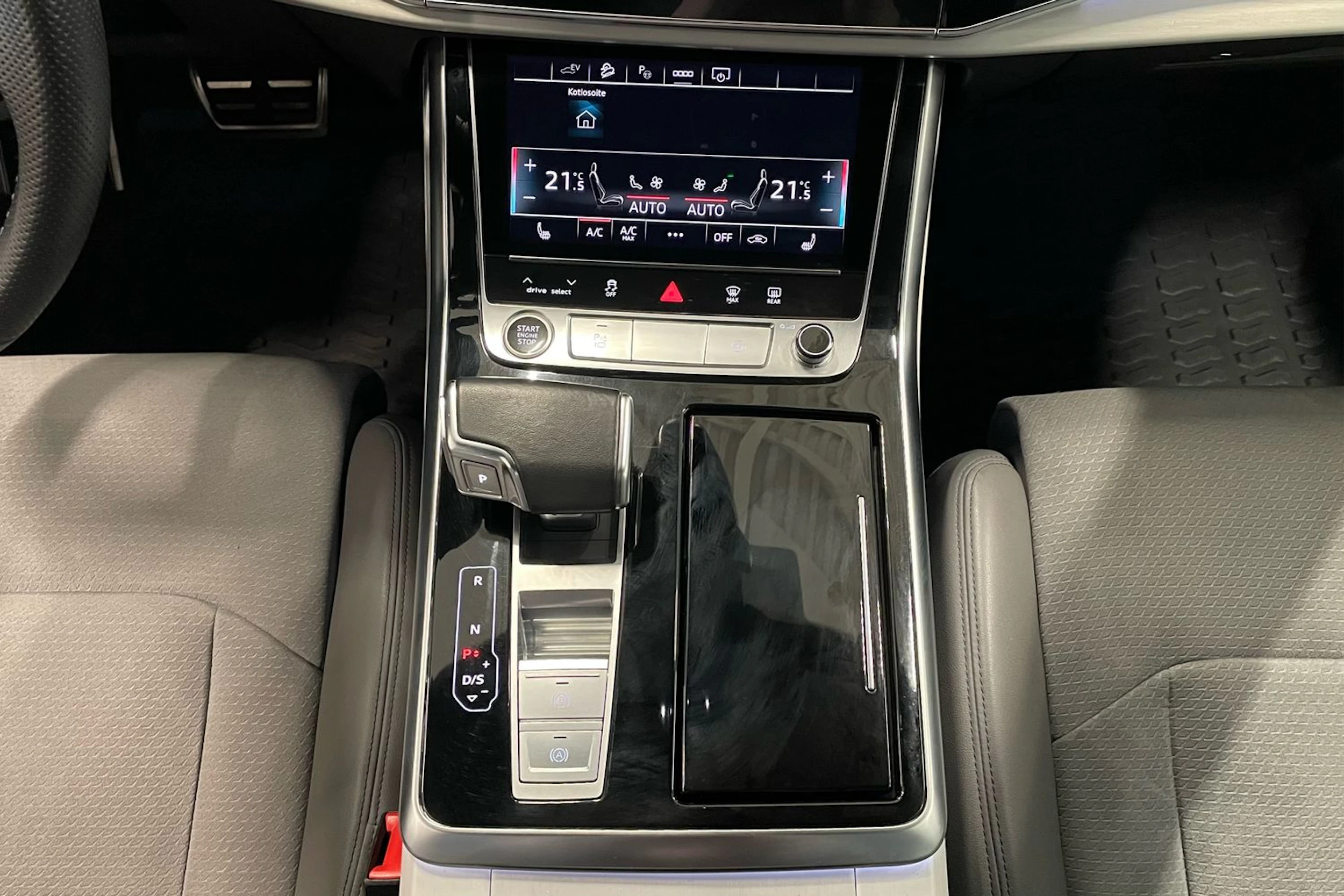 harmaa Audi Q8 2023 kuva 32.
