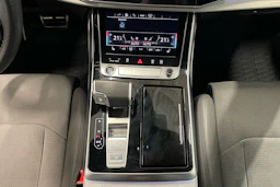 harmaa Audi Q8 2023 kuva 32.