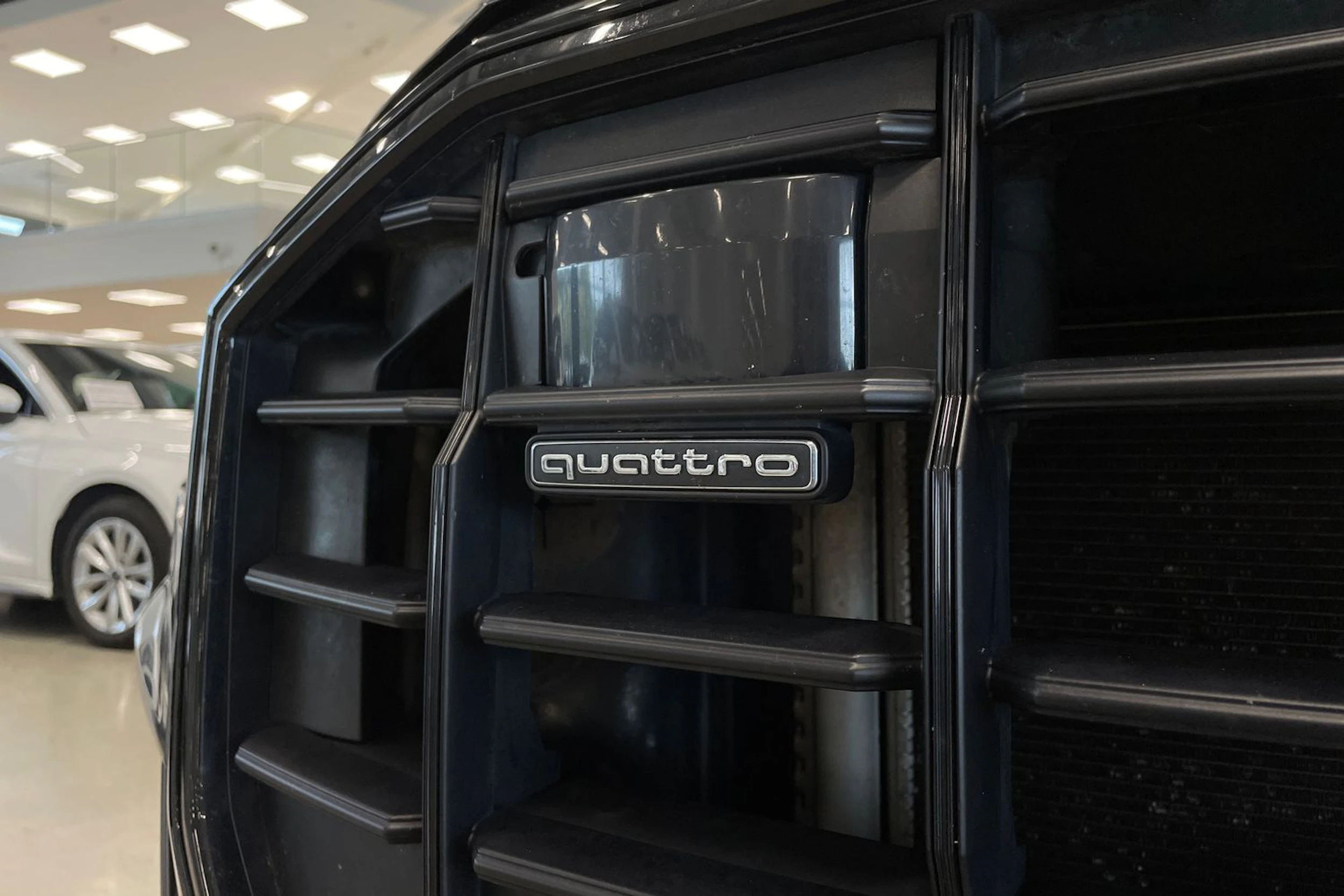 harmaa Audi Q8 2023 kuva 33.