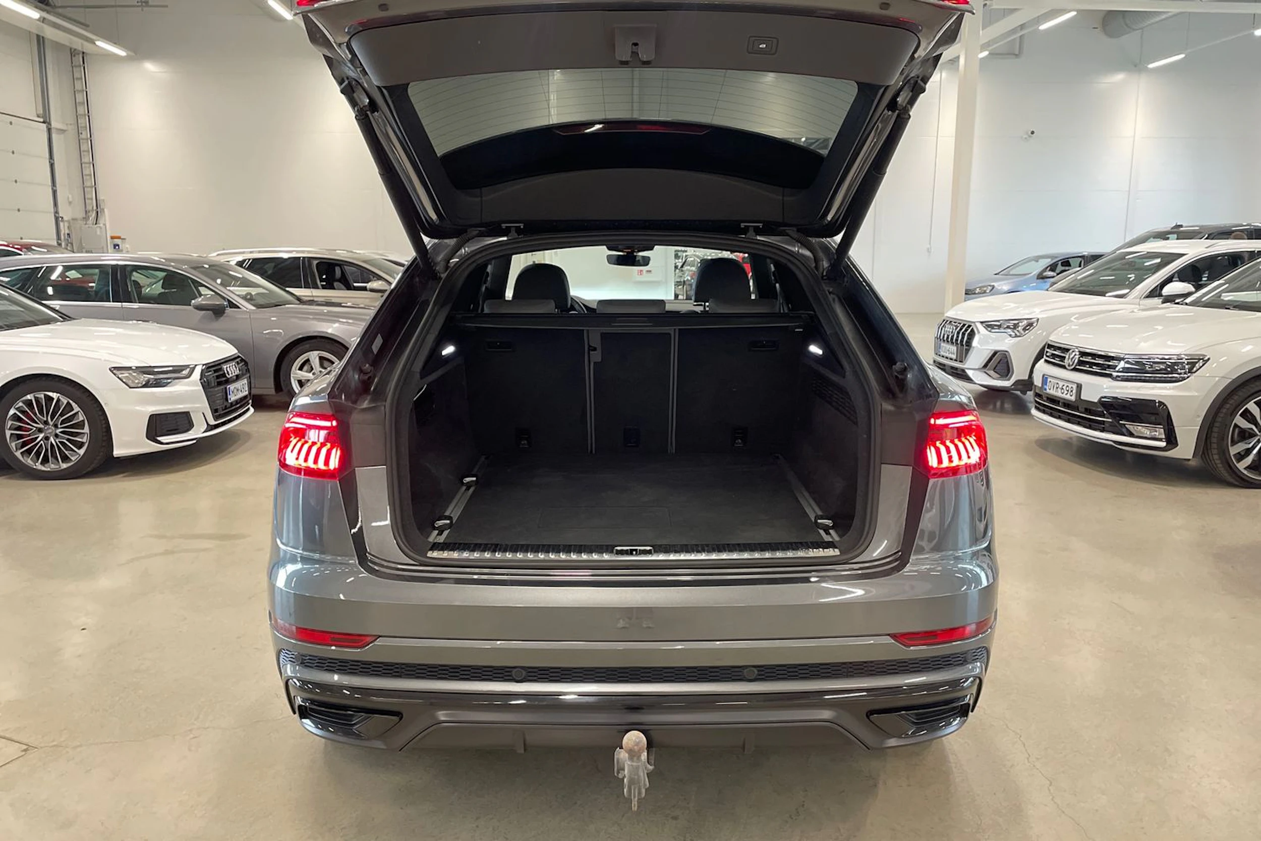 harmaa Audi Q8 2023 kuva 37.