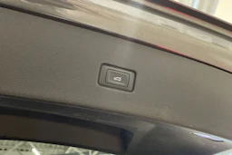 harmaa Audi Q8 2023 kuva 38.