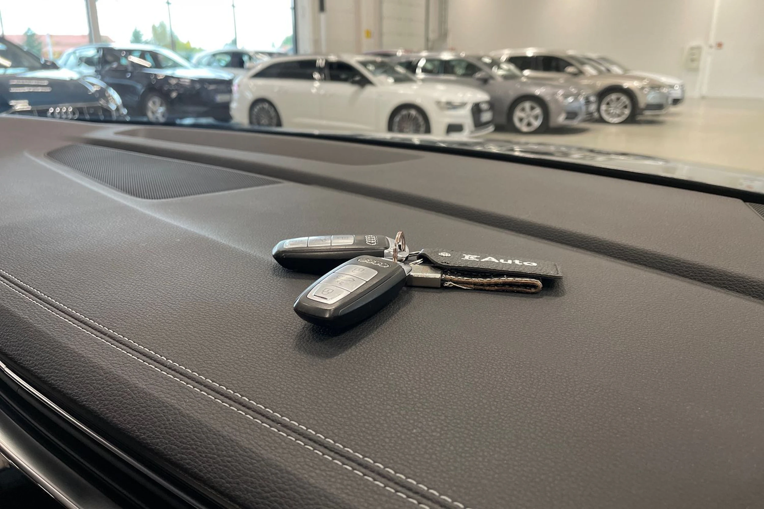 harmaa Audi Q8 2023 kuva 40.