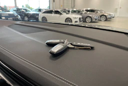 harmaa Audi Q8 2023 kuva 40.