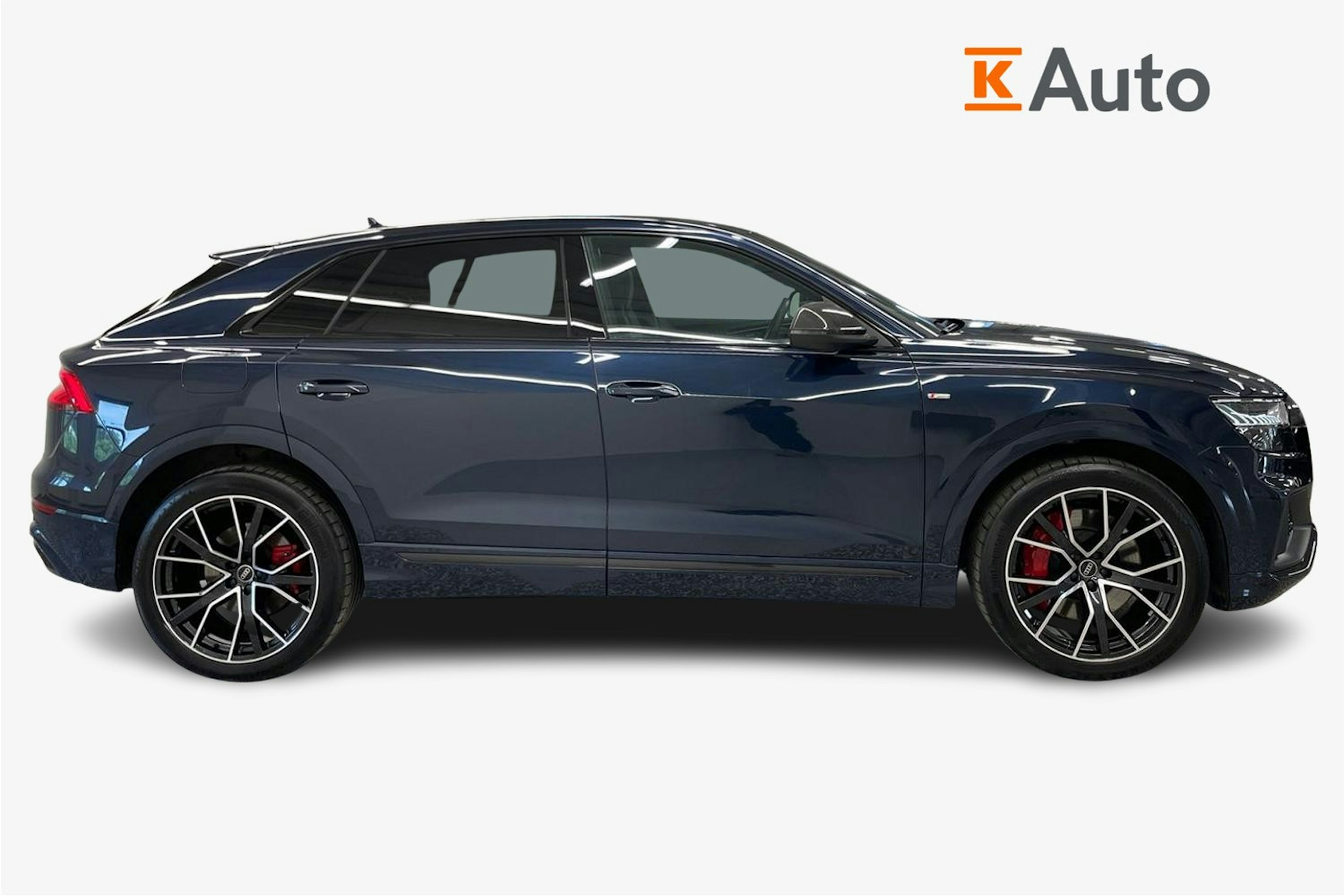 Sininen Audi Q8 2023 kuva 6.