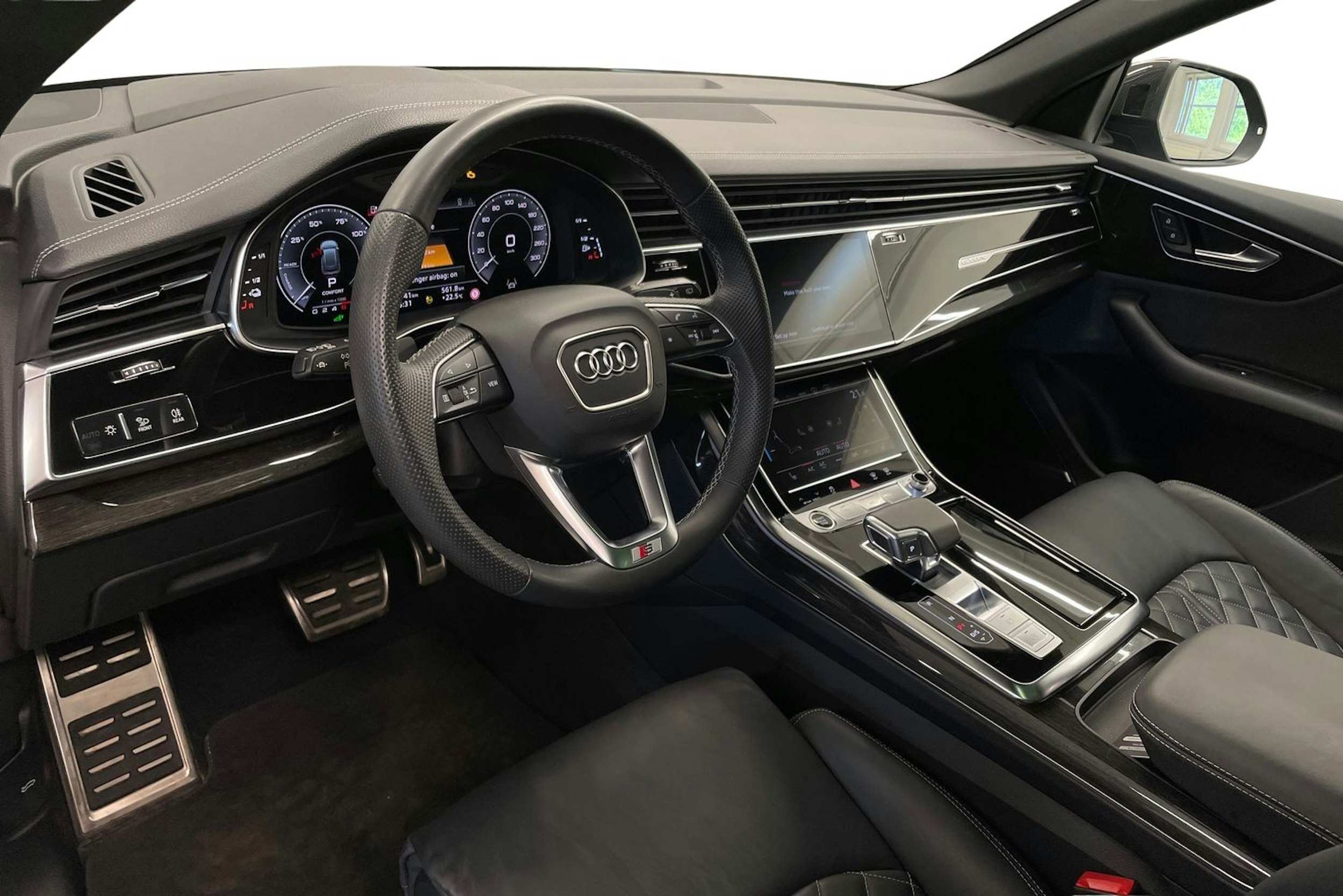 Sininen Audi Q8 2023 kuva 7.