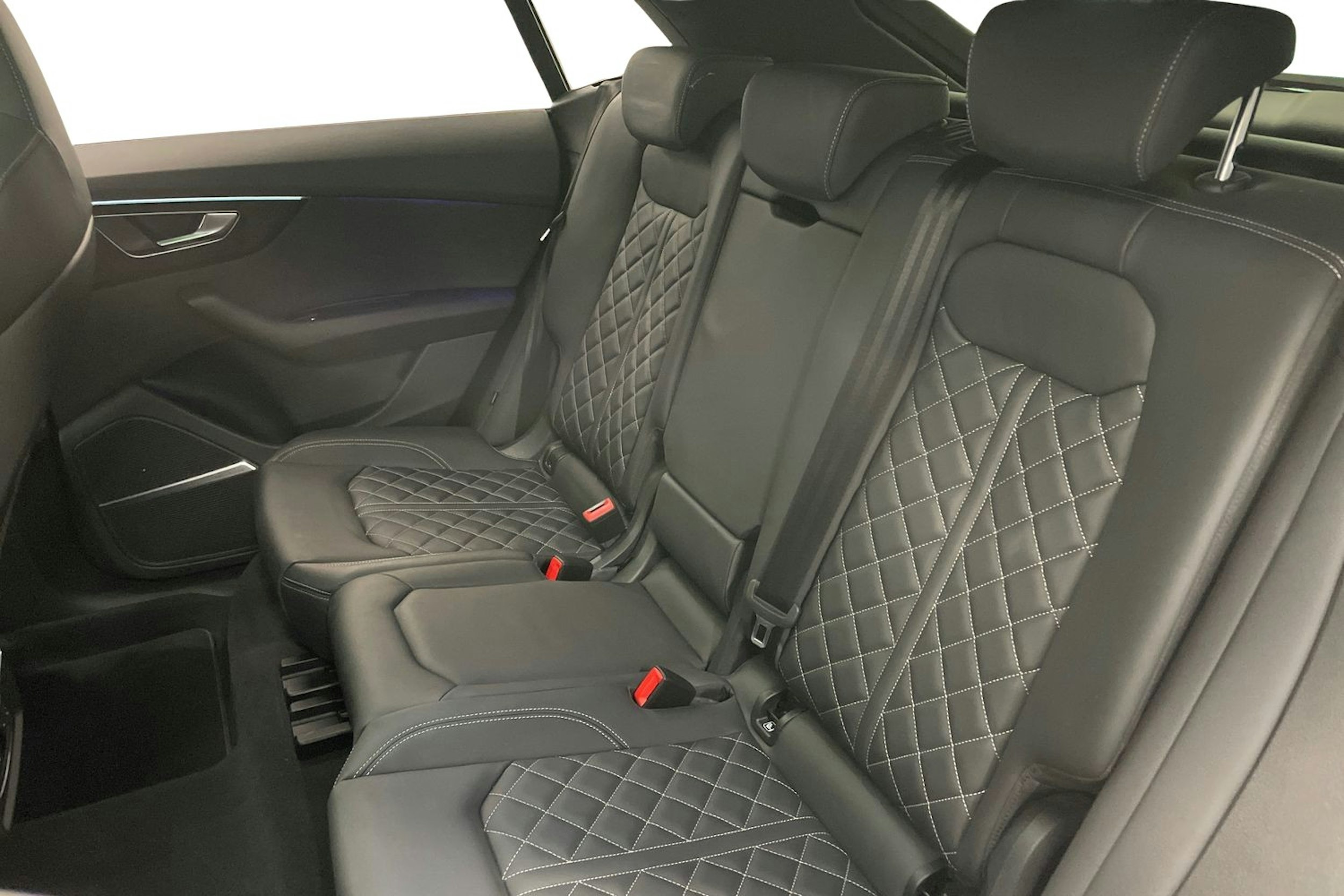 Sininen Audi Q8 2023 kuva 10.