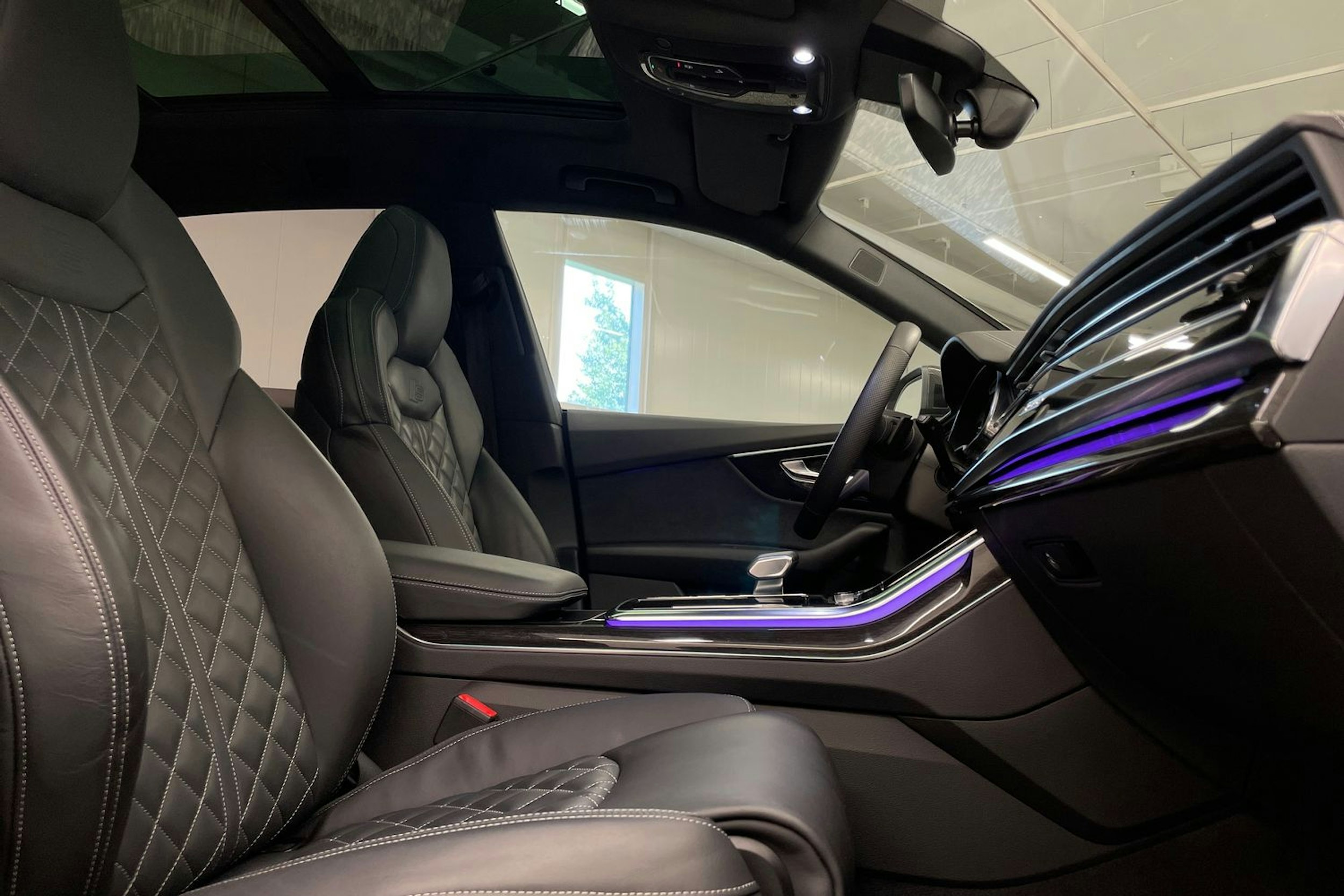 Sininen Audi Q8 2023 kuva 13.