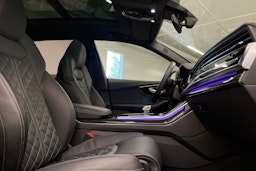 Sininen Audi Q8 2023 kuva 13.