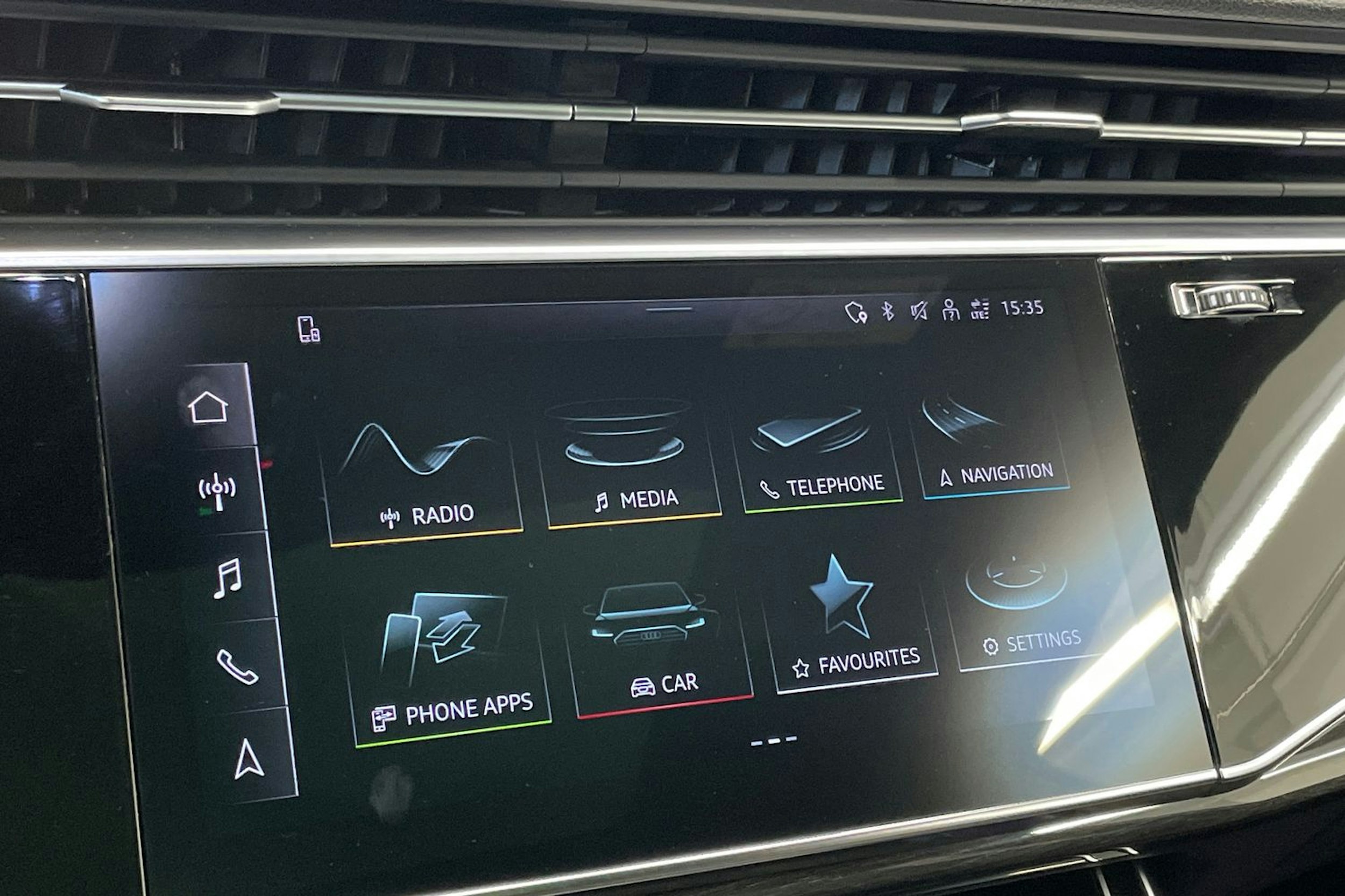 Sininen Audi Q8 2023 kuva 14.
