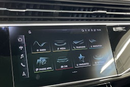 Sininen Audi Q8 2023 kuva 14.