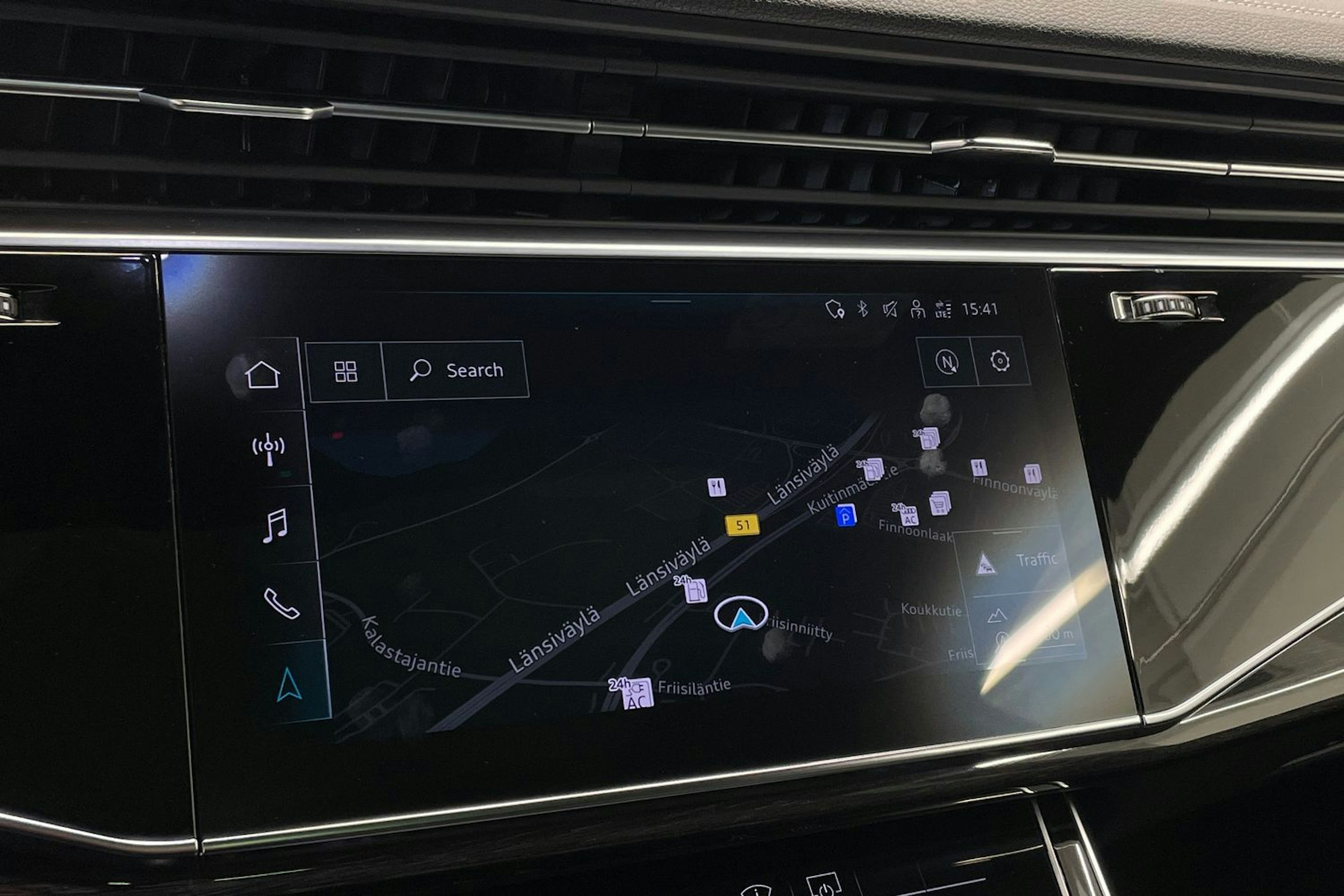 Sininen Audi Q8 2023 kuva 17.