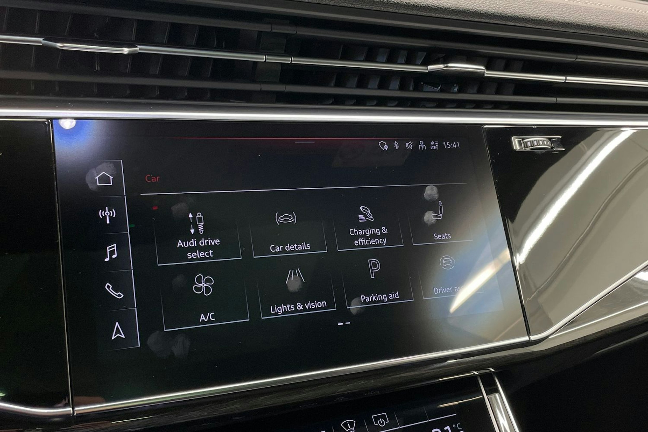 Sininen Audi Q8 2023 kuva 18.