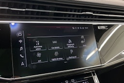 Sininen Audi Q8 2023 kuva 18.