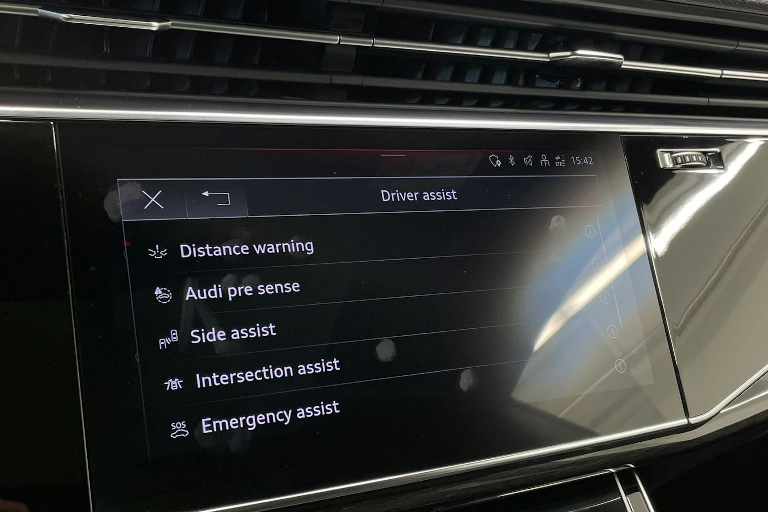 Sininen Audi Q8 2023 kuva 21.