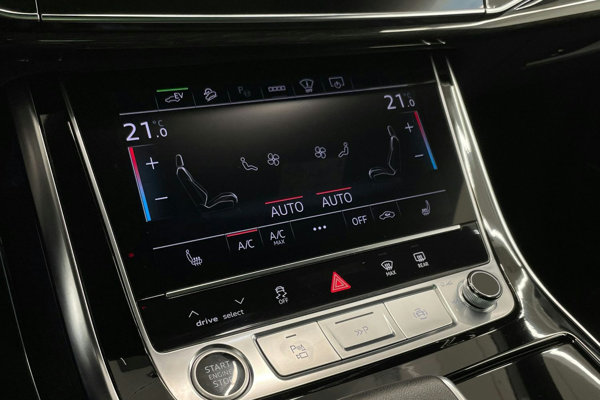 Sininen Audi Q8 2023 kuva 22.