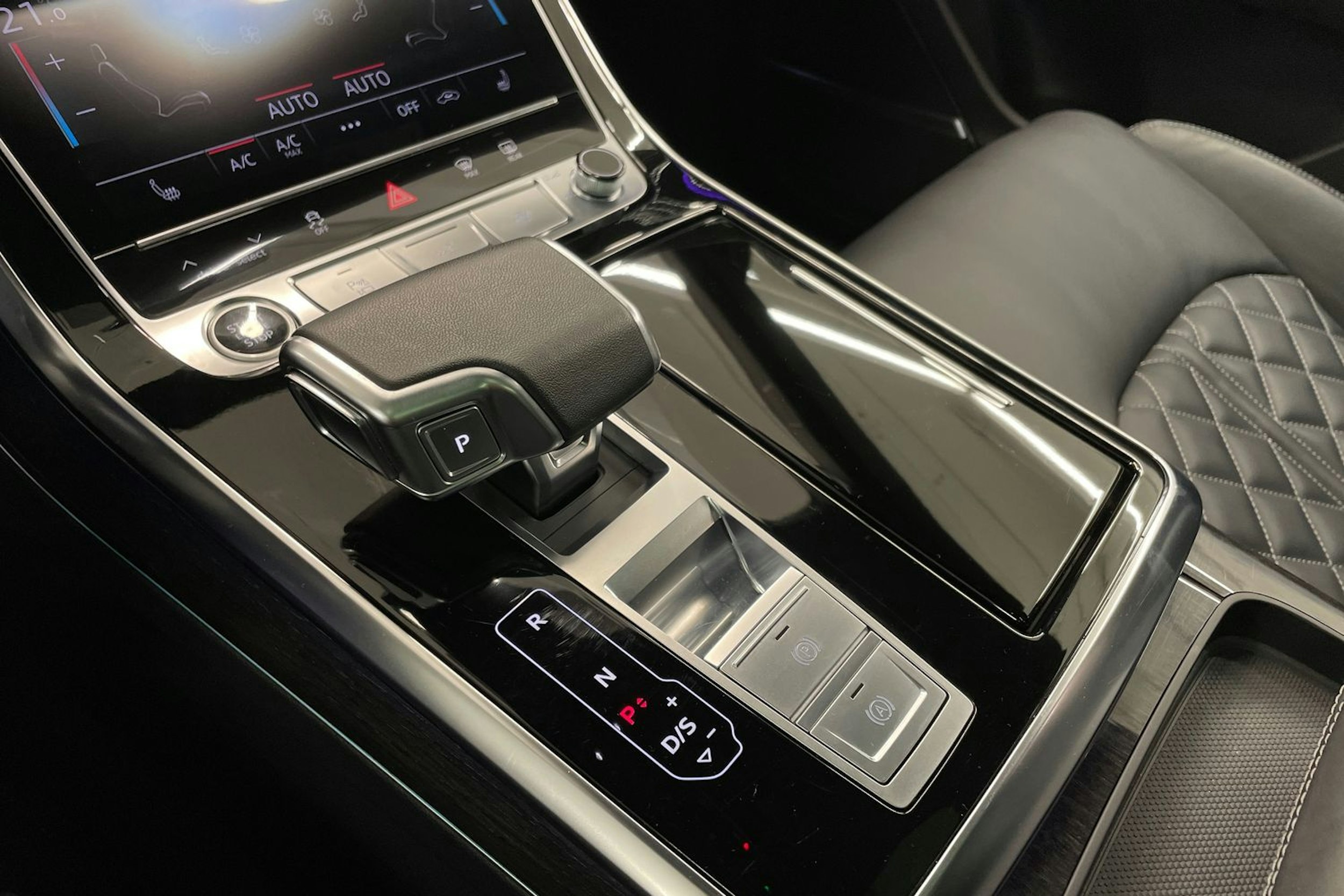 Sininen Audi Q8 2023 kuva 23.