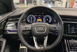 Sininen Audi Q8 2023 kuva 24.