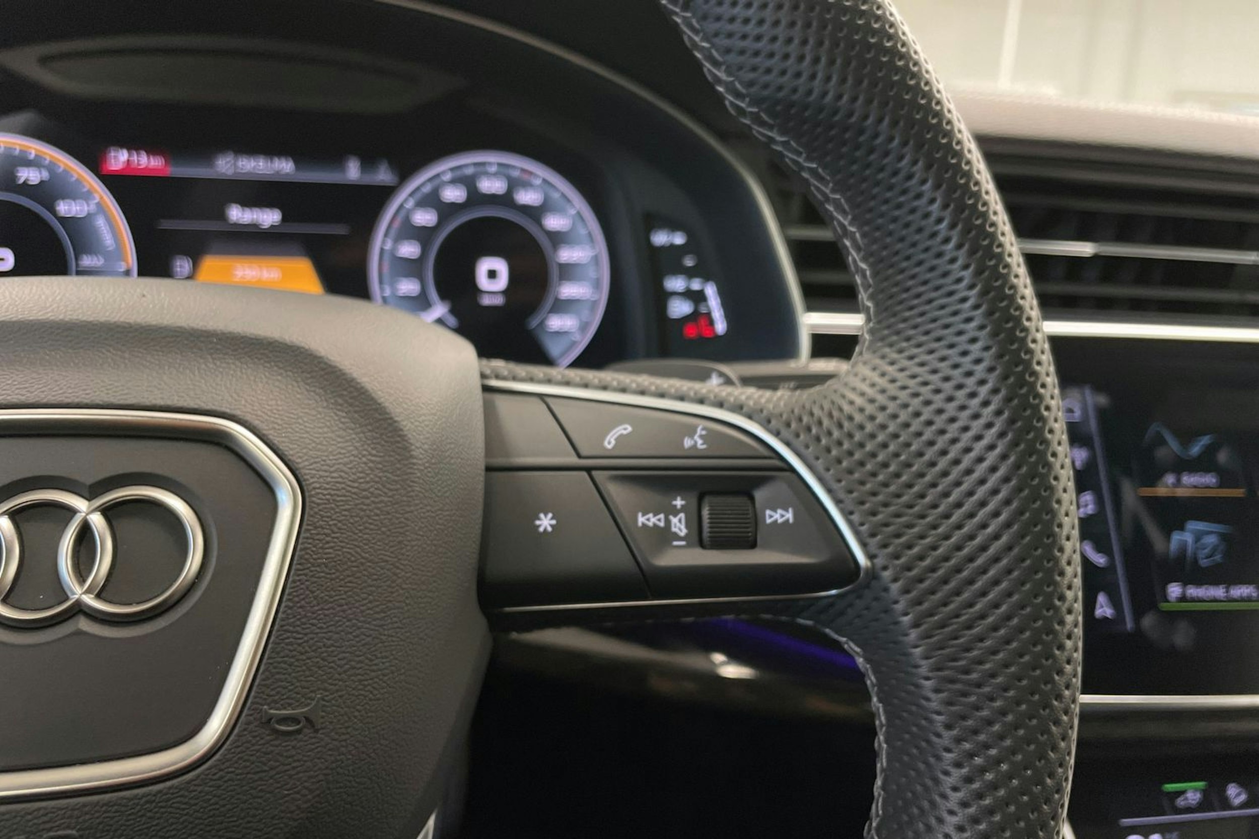 Sininen Audi Q8 2023 kuva 25.