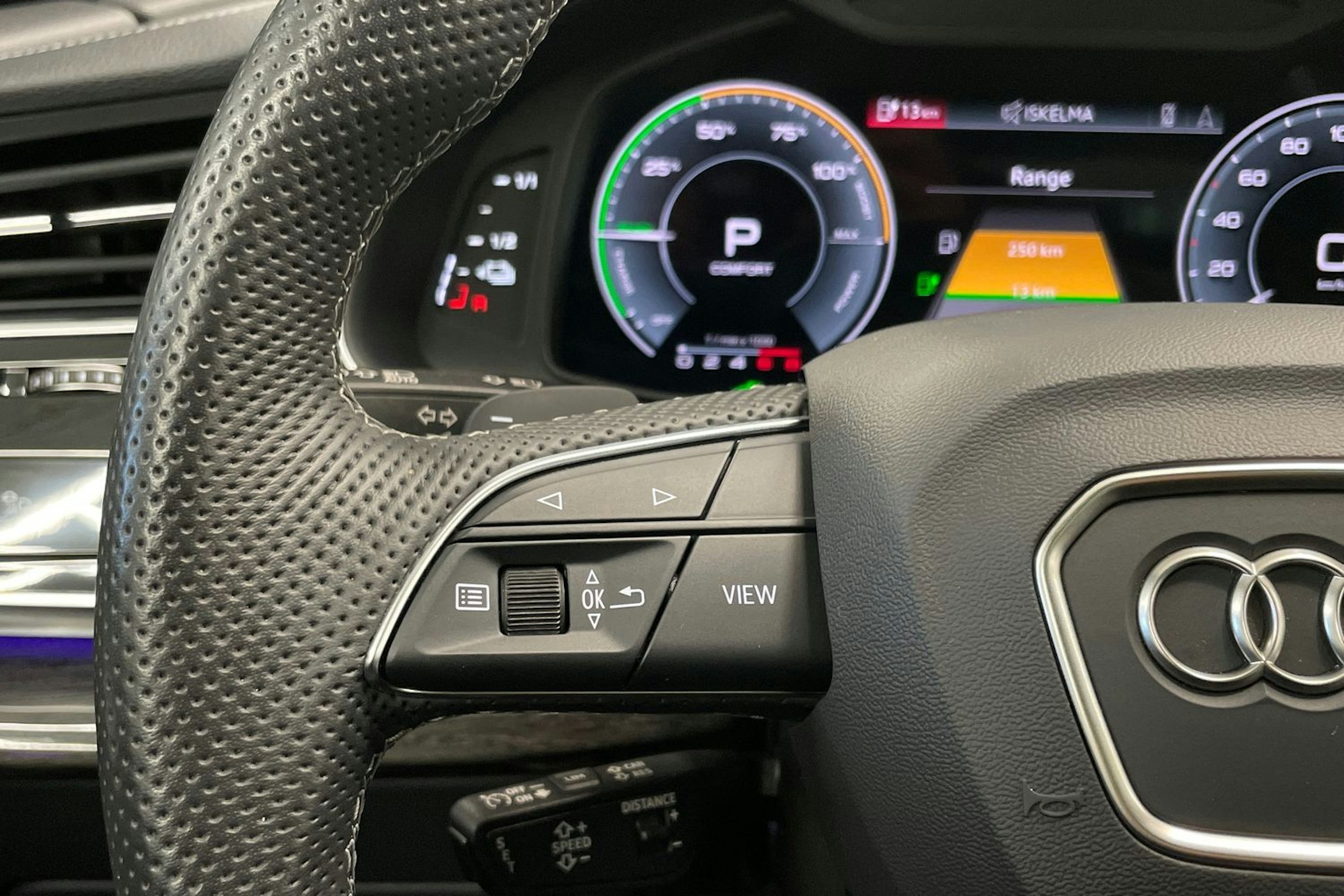 Sininen Audi Q8 2023 kuva 26.