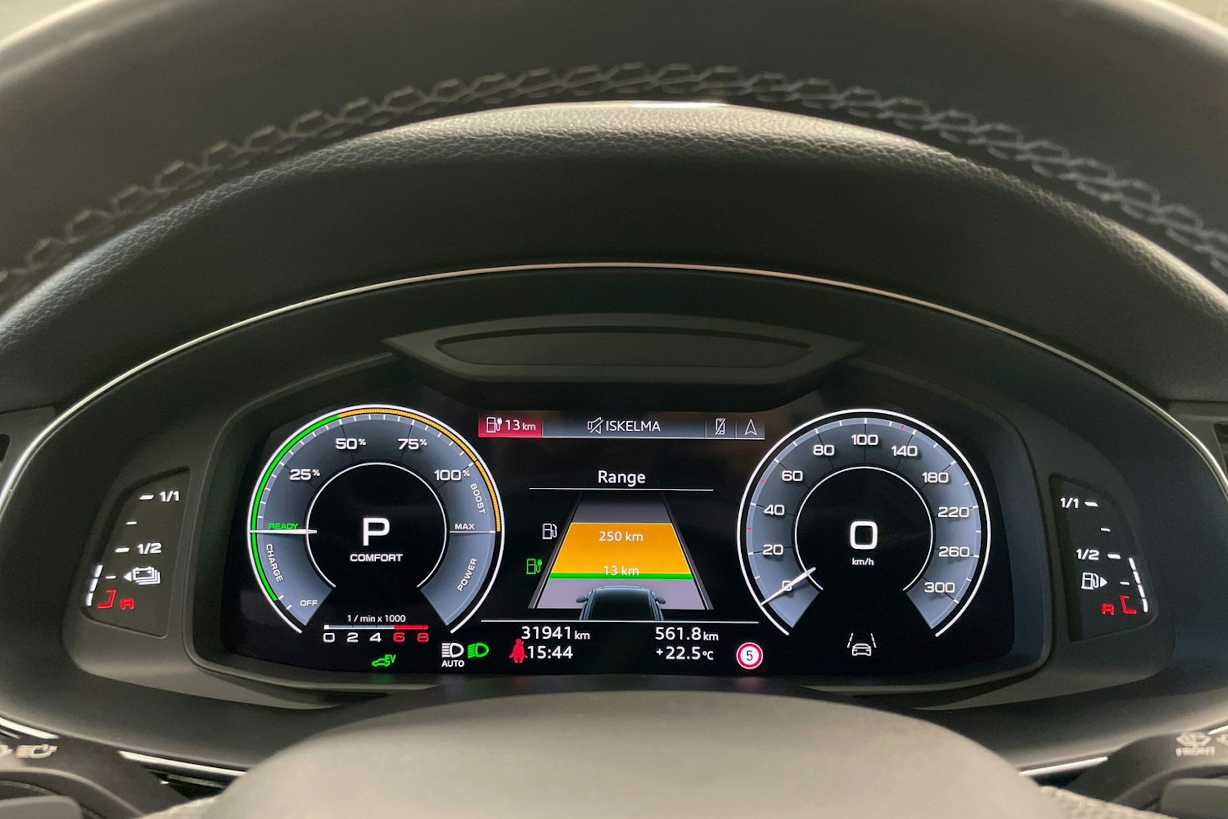 Sininen Audi Q8 2023 kuva 28.