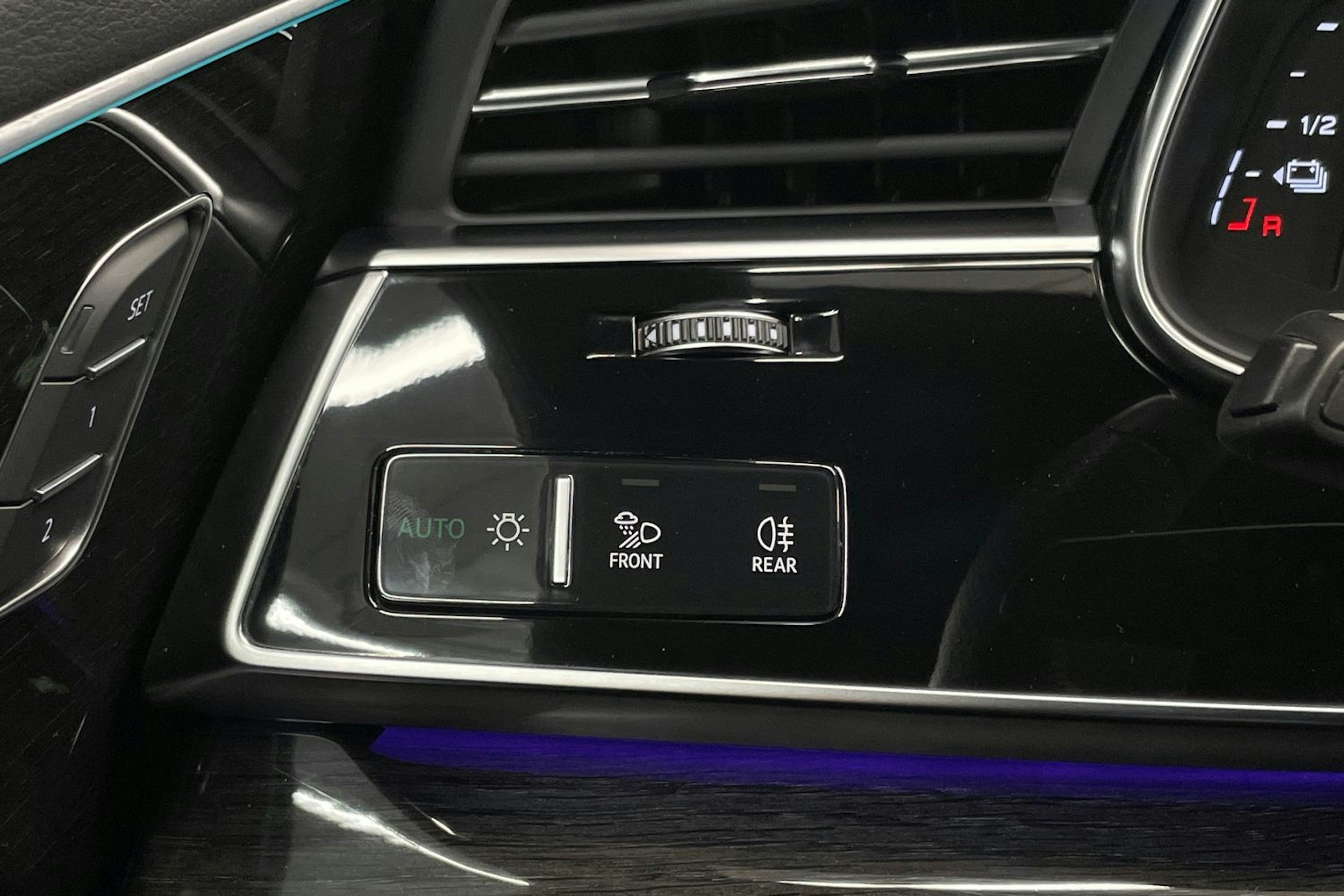 Sininen Audi Q8 2023 kuva 29.