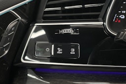 Sininen Audi Q8 2023 kuva 29.