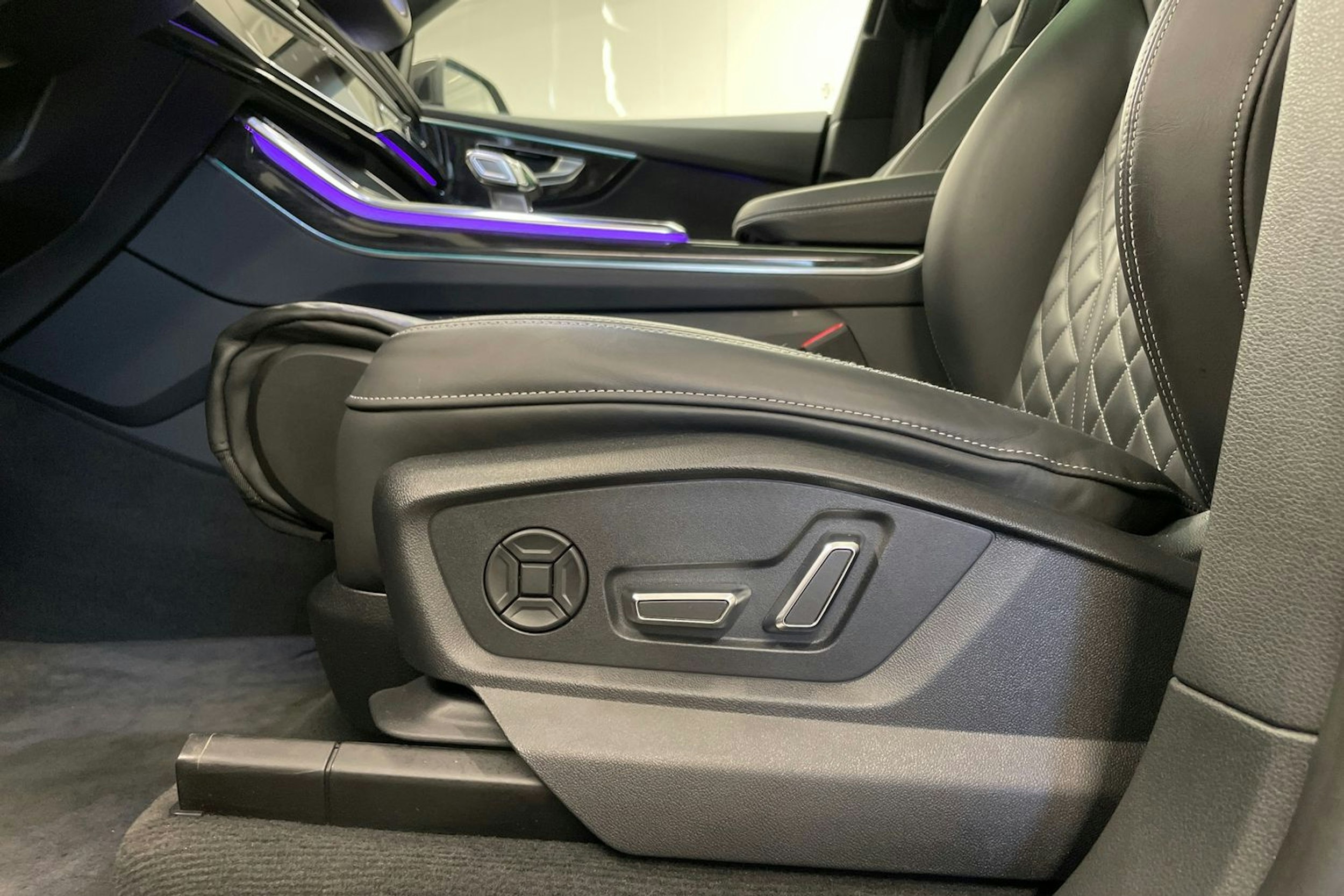 Sininen Audi Q8 2023 kuva 34.