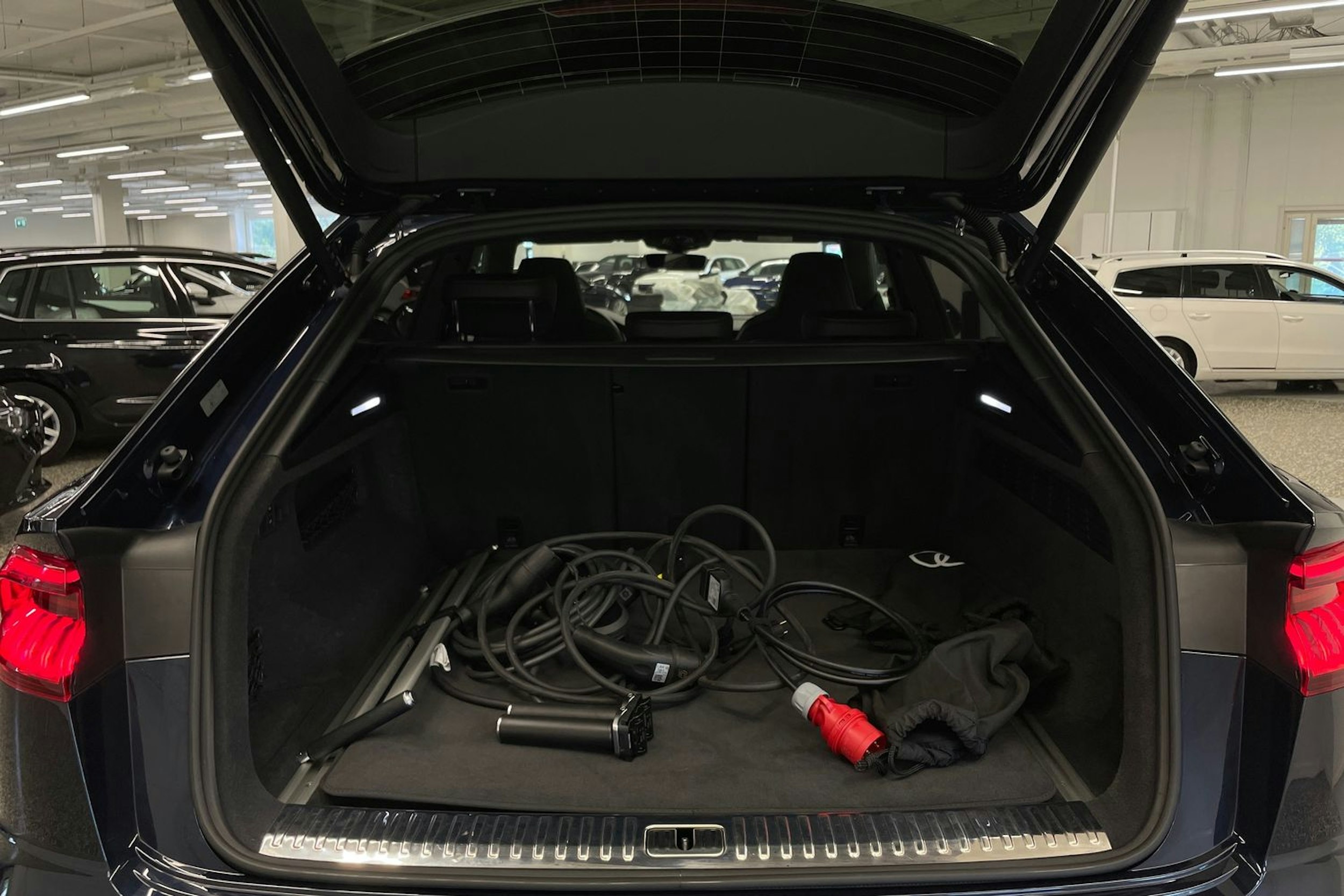 Sininen Audi Q8 2023 kuva 36.